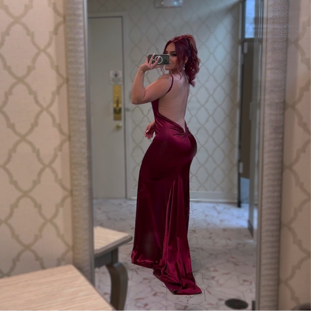 Beautiful prom or wedding guest dress. Figure hugging and very elegant to wear.